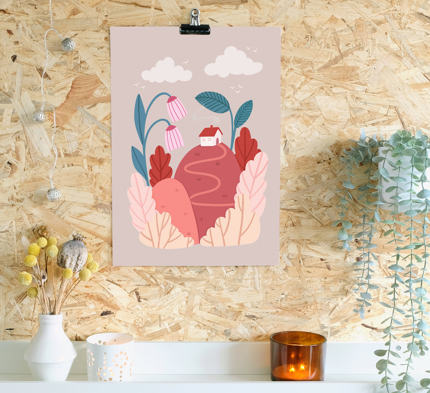 Bunter Druck eines winzigen Hauses auf einem weichen, roten Häuschen im Schatten von Blättern und Blumen! Hochwertige, von einer unabhängigen Künstlerin gestaltete Wandkunst und Drucke für dein Zuhause, perfekt, um ein wenig Natur in jeden Wohnraum zu bringen! Nachhaltig auf Bestellung gefertigt. Colourful art print of a tiny house on a soft, red hill shaded by leaves and flowers!