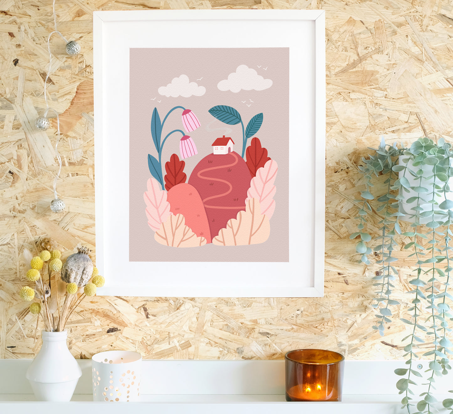 Bunter Druck eines winzigen Hauses auf einem weichen, roten Häuschen im Schatten von Blättern und Blumen! Hochwertige, von einer unabhängigen Künstlerin gestaltete Wandkunst und Drucke für dein Zuhause, perfekt, um ein wenig Natur in jeden Wohnraum zu bringen! Nachhaltig auf Bestellung gefertigt. Colourful art print of a tiny house on a soft, red hill shaded by leaves and flowers!