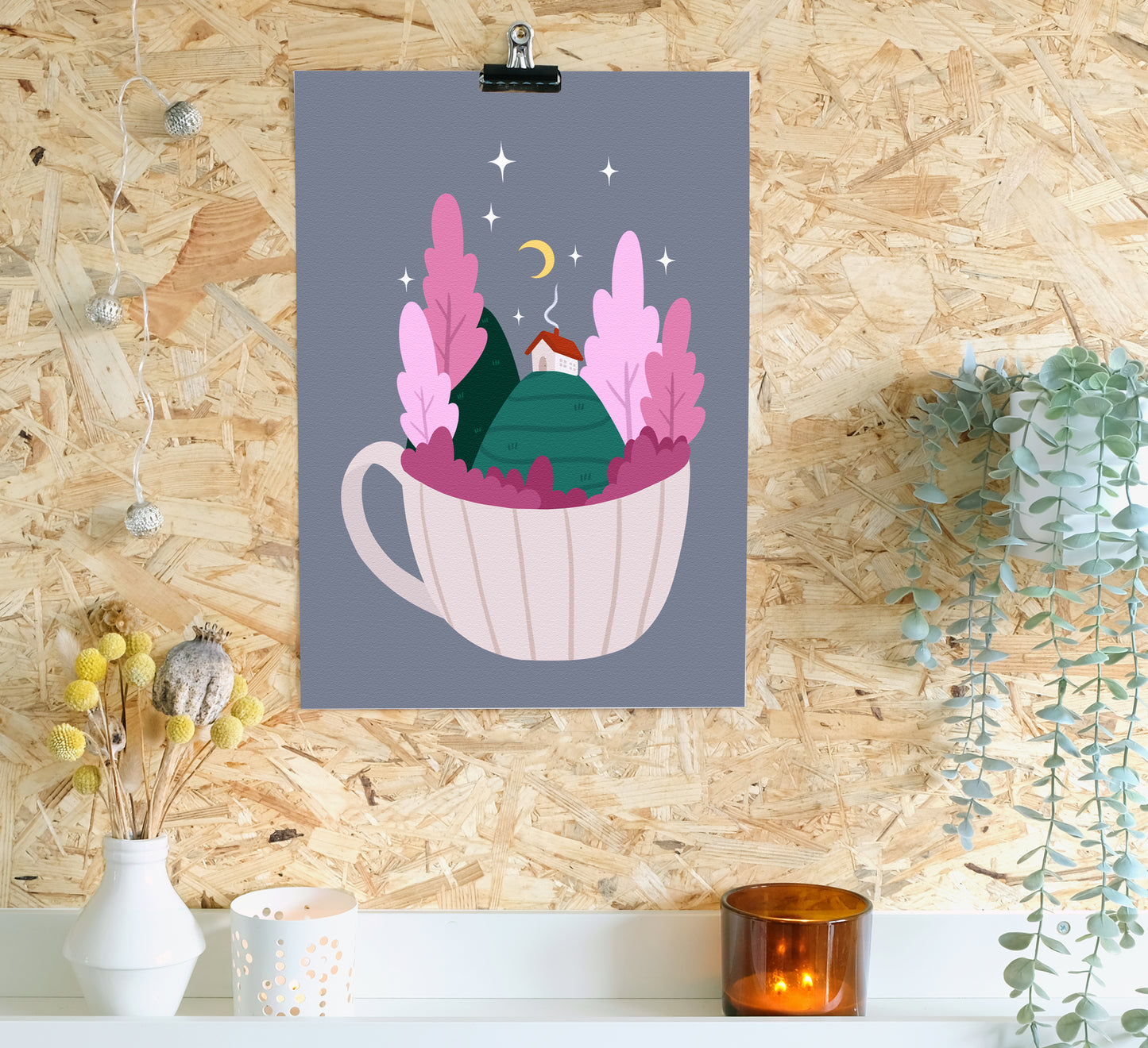 Bunter Druck eines funkelnden Nachthimmels über einem gemütlichen Häuschen in einer Teetasse! Hochwertige, von einer unabhängigen Künstlerin gestaltete Wandkunst und Drucke für dein Zuhause, perfekt, um ein wenig Natur in jeden Wohnraum zu bringen! Nachhaltig auf Bestellung gefertigt. Colourful art print of a twinkly night sky over a cosy cottage in a teacup! High-quality, independently designed wall-art and prints for your home, perfect for bringing a little nature into any living space!