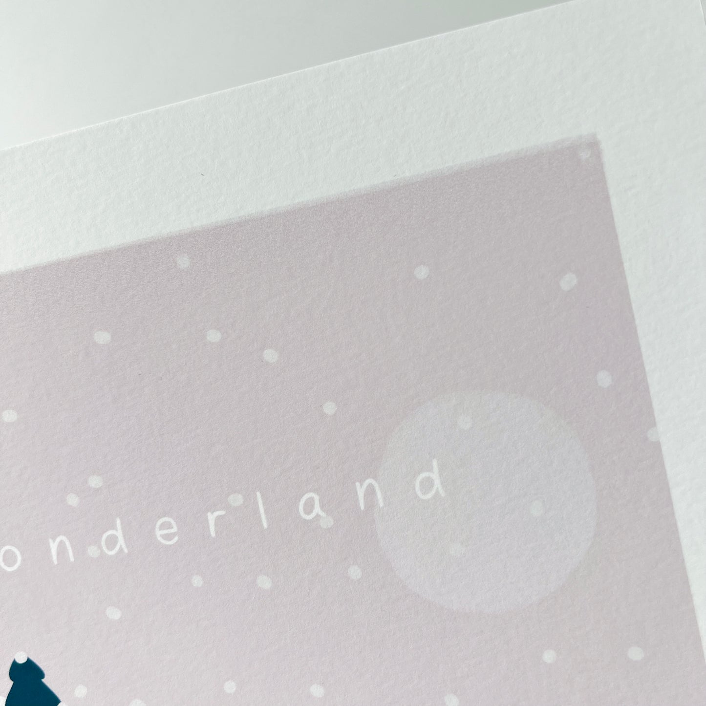Wunderschöner Druck von gemütlichen Alpenhütten im Winterschnee. Hochwertige, von einer unabhängigen Künstlerin gestaltete Wandkunst und Drucke für dein Zuhause, perfekt, um ein wenig Natur in jeden Wohnraum zu bringen! Art print of cosy alpine cabins in the winter snow. High-quality, independently designed wall-art and prints for your home, perfect for bringing a little nature into any living space! Low-waste, sustainable, imperfect prints sale!