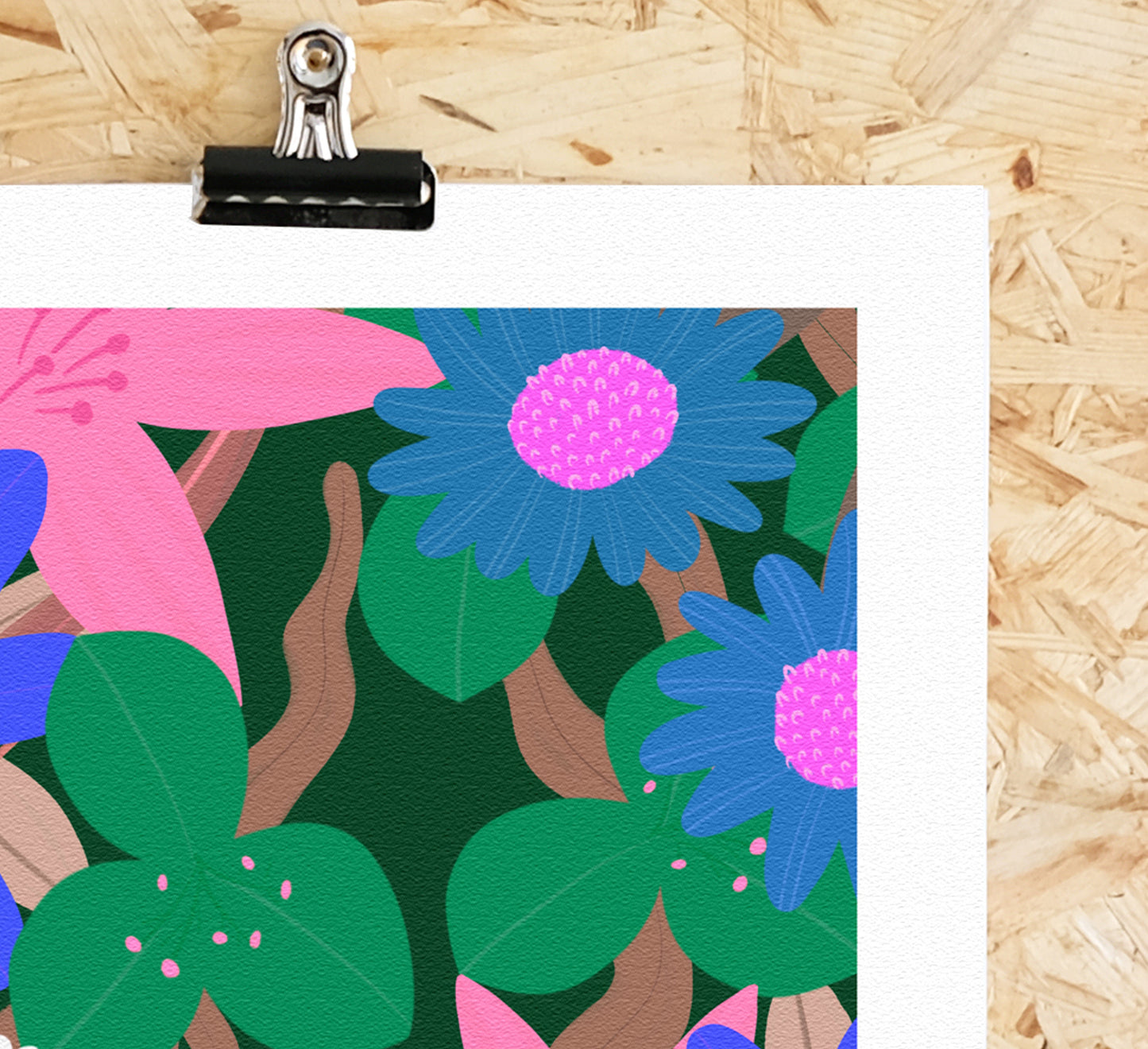 Bunter Druck mit kräftigen und leuchtenden botanischen Blumen. Colourful art print of bold and bright botanical flowers.