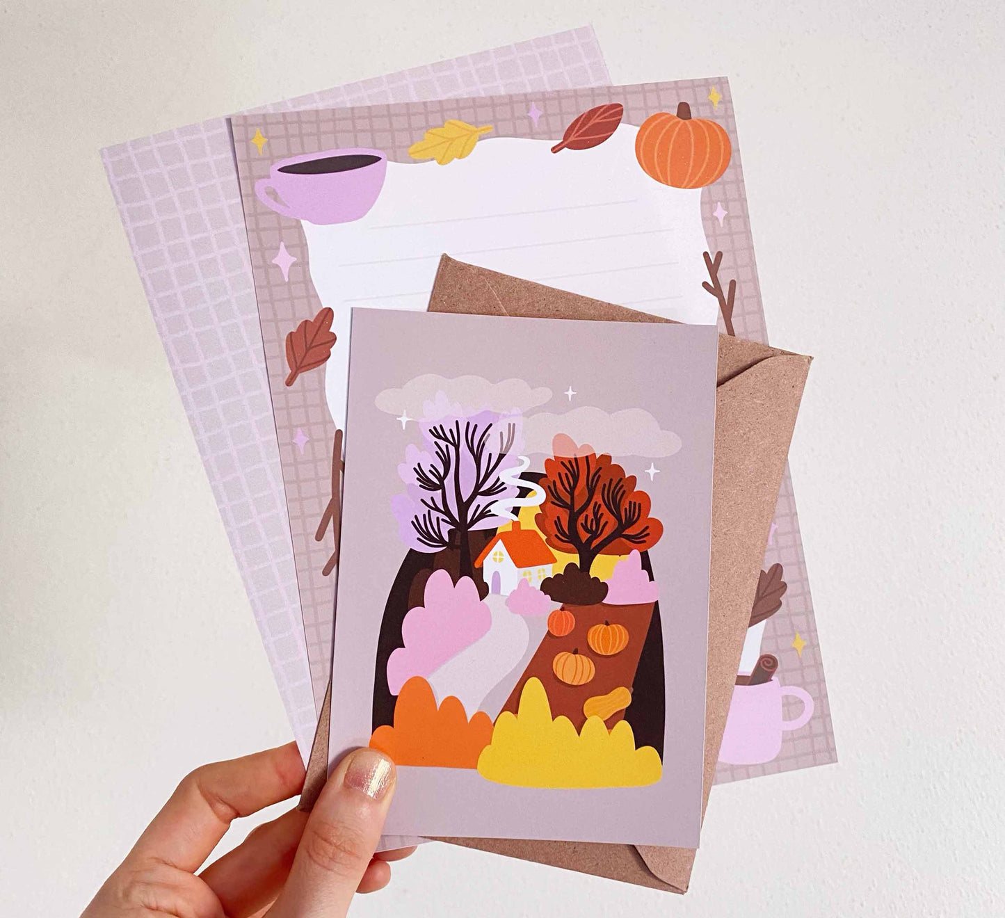 Let’s embrace slow-living and start a snail mail revolution! Use this cosy, autumn-inspired letter set to send your friends and family something lovely in the post. Lass uns das langsame Leben zelebrieren und eine Schneckenpost-Revolution starten!  Nimm dieses gemütliche, vom Herbst inspirierte Briefset, um Ihren Freunden und Ihrer Familie etwas Schönes per Post zu schicken. Sustainably made-to order by an independent artist. Sales support nature conservation through European Rewilding projects!