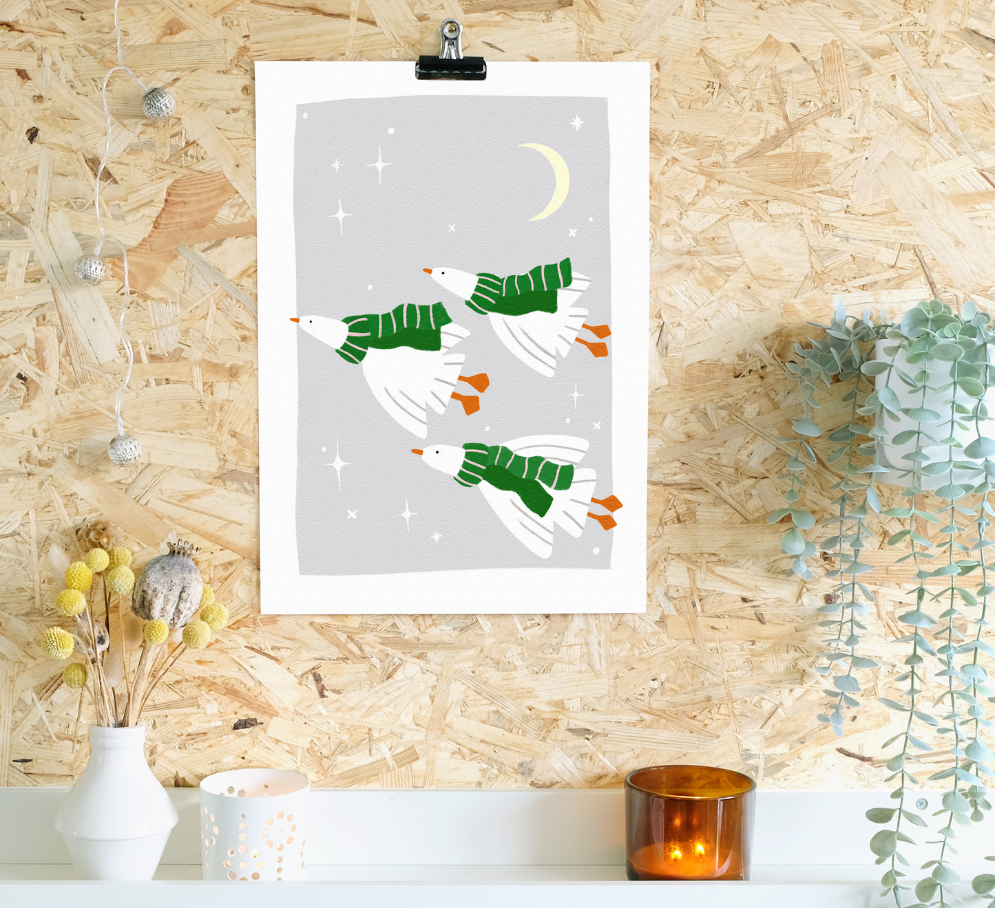 Skurriler Druck von fliegenden Gänsen mit kleinen Schals in einer glitzernden Winternacht. Quirky art print of geese with little scarves on flying in a twinkly winter night.