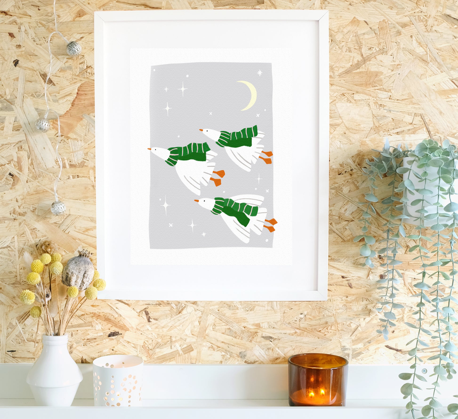 Skurriler Druck von fliegenden Gänsen mit kleinen Schals in einer glitzernden Winternacht. Quirky art print of geese with little scarves on flying in a twinkly winter night.