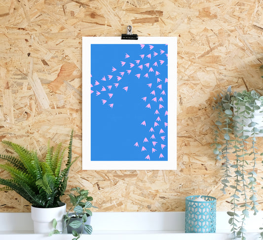 Bunter Druck eines leuchtend rosa Vogels vor einem kräftigen blauen Himmel. Colourful art print of a bright pink birds against a bold blue sky.