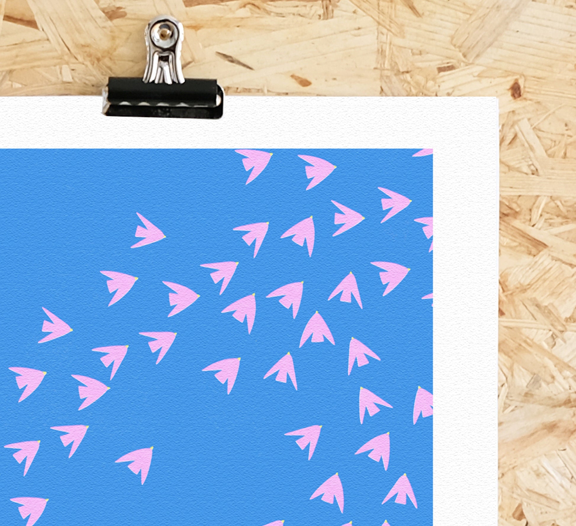 Bunter Druck eines leuchtend rosa Vogels vor einem kräftigen blauen Himmel. Colourful art print of a bright pink birds against a bold blue sky.