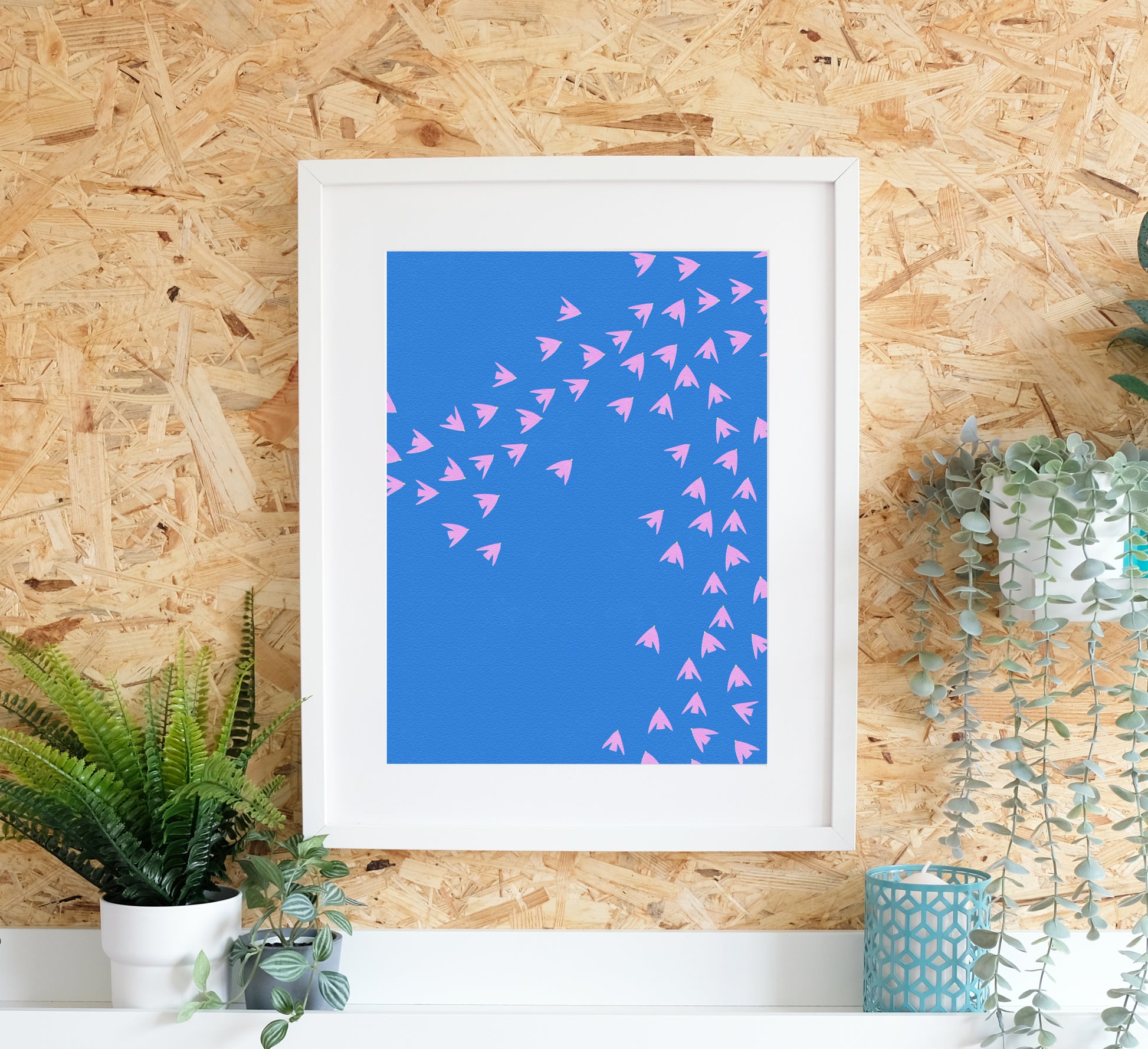 Bunter Druck eines leuchtend rosa Vogels vor einem kräftigen blauen Himmel. Colourful art print of a bright pink birds against a bold blue sky.