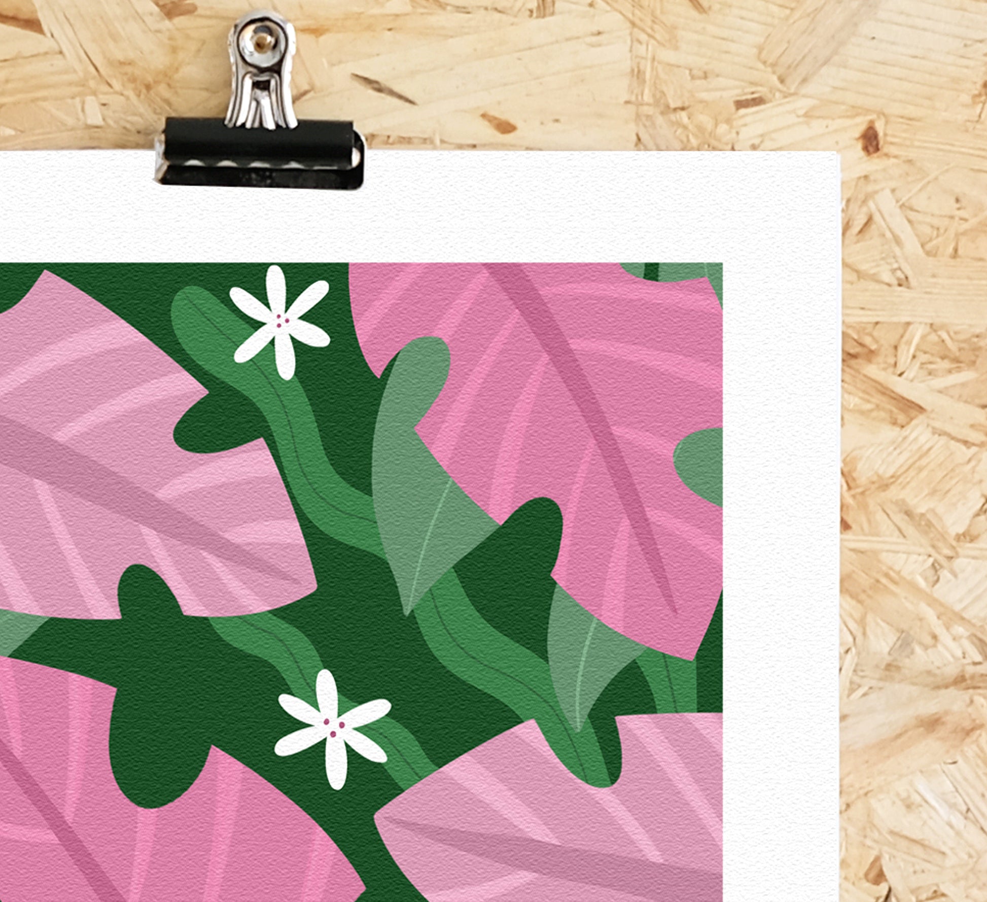 Bunter Druck aus üppigen rosa Dschungelblättern. Colourful art print of lush pink jungle leaves.