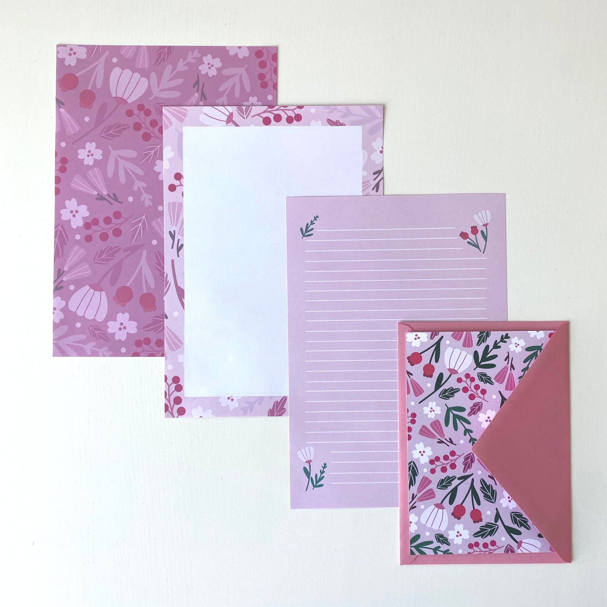 Rosa Blumen-Schreibset Briefpapier mit liniertem und unliniertem Papier, Umschlägen und passenden Postkarten. Nachhaltig auf Bestellung gefertigt. writing set with lined and unlined paper, envelopes and matching postcards. Sustainably made to order.