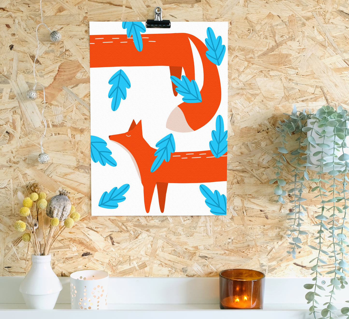 Heller und auffälliger Druck eines langen orangefarbenen Fuchses inmitten blauer Blätter! Bright and bold print of a long orange fox amongst blue leaves!