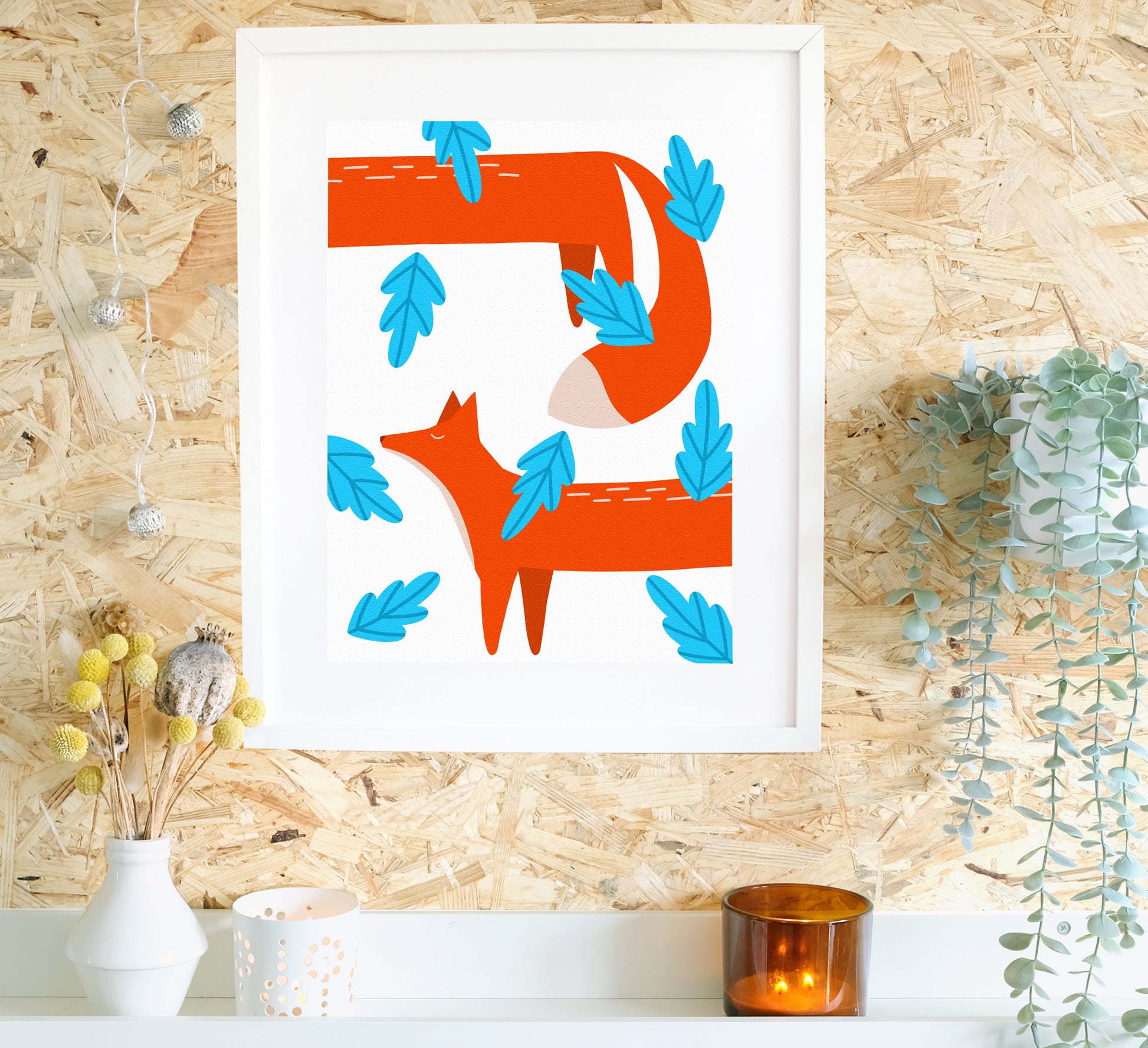 Heller und auffälliger Druck eines langen orangefarbenen Fuchses inmitten blauer Blätter! Bright and bold print of a long orange fox amongst blue leaves!