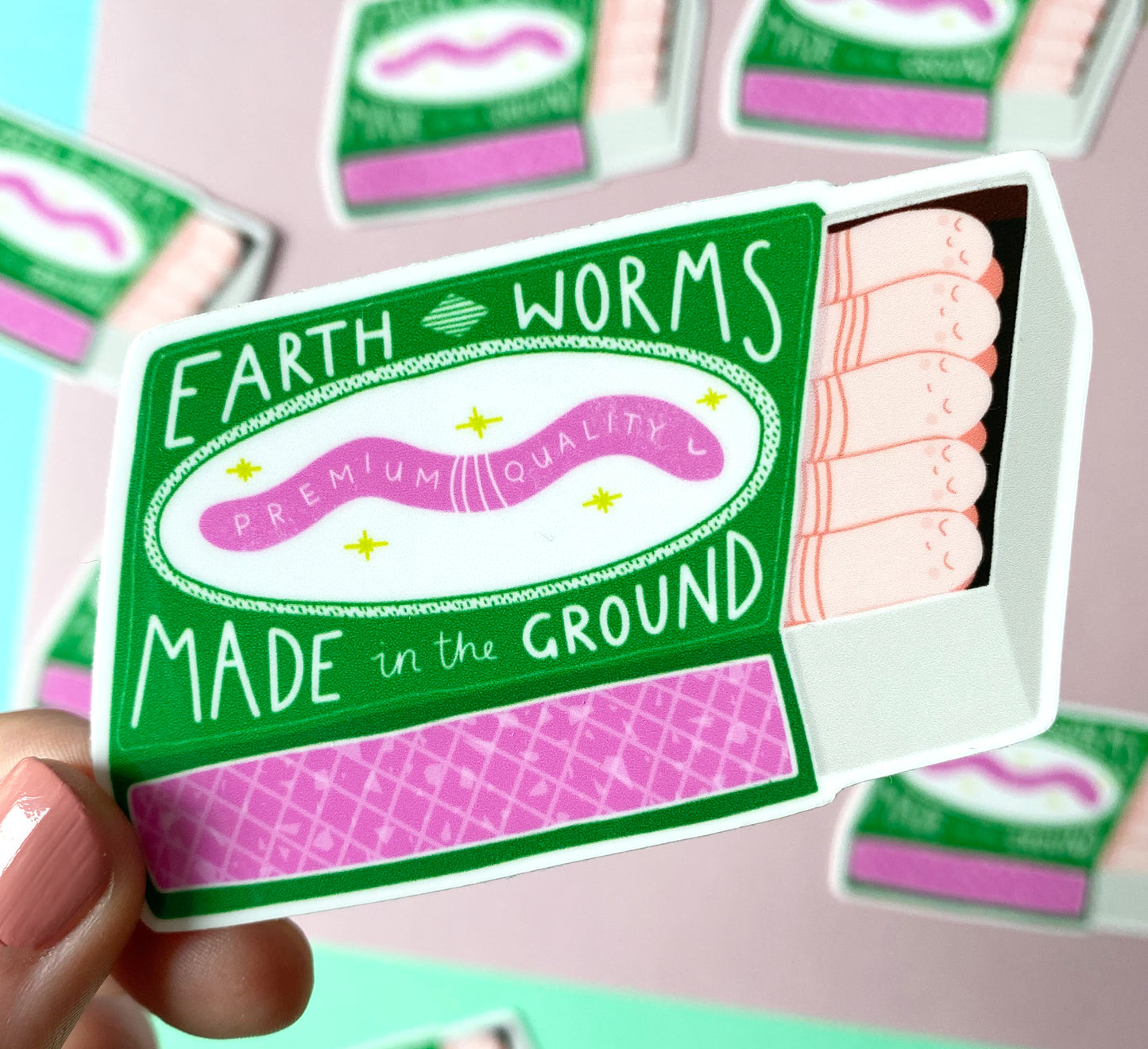 Aufkleber „Wurm-Streichholzschachtel“! Perfekt zum Dekorieren von Laptops oder Notebooks. Wasser- und UV-beständig. Silly 'Matchbox of worms sticker!' Perfect for decorating laptops or notebooks. Water and UV- resistant.Sales support European Rewilding and nature conservation projects!