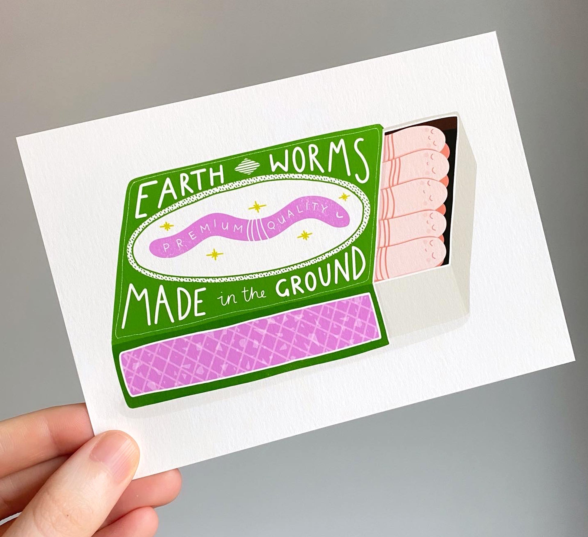 Ein Kunstdruck mit einem Streichholzschachtel mit Würmern höchster Qualität und im Boden hergestellt! Fine art prints of a matchbox of worms, highest quality and made in the ground! Sustainably printed to order.