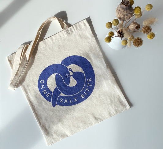 Süße Einkaufstasche mit meinem Lieblings-Brezelschnecken-Design! Perfekt zum Tragen von Brezeln.100% cotton tote bag (Oekotex certified) 100% Baumwolletasche (Oekotex-zertifiziert). Umweltfreundliche Tinte. ca 36cm x 40cm 140g/qm Langhenkel. Cute tote bag featuring my favourite pretzel slug design! Perfect for carrying all your pretzels. 100% cotton tote bag (Oekotex certified) 