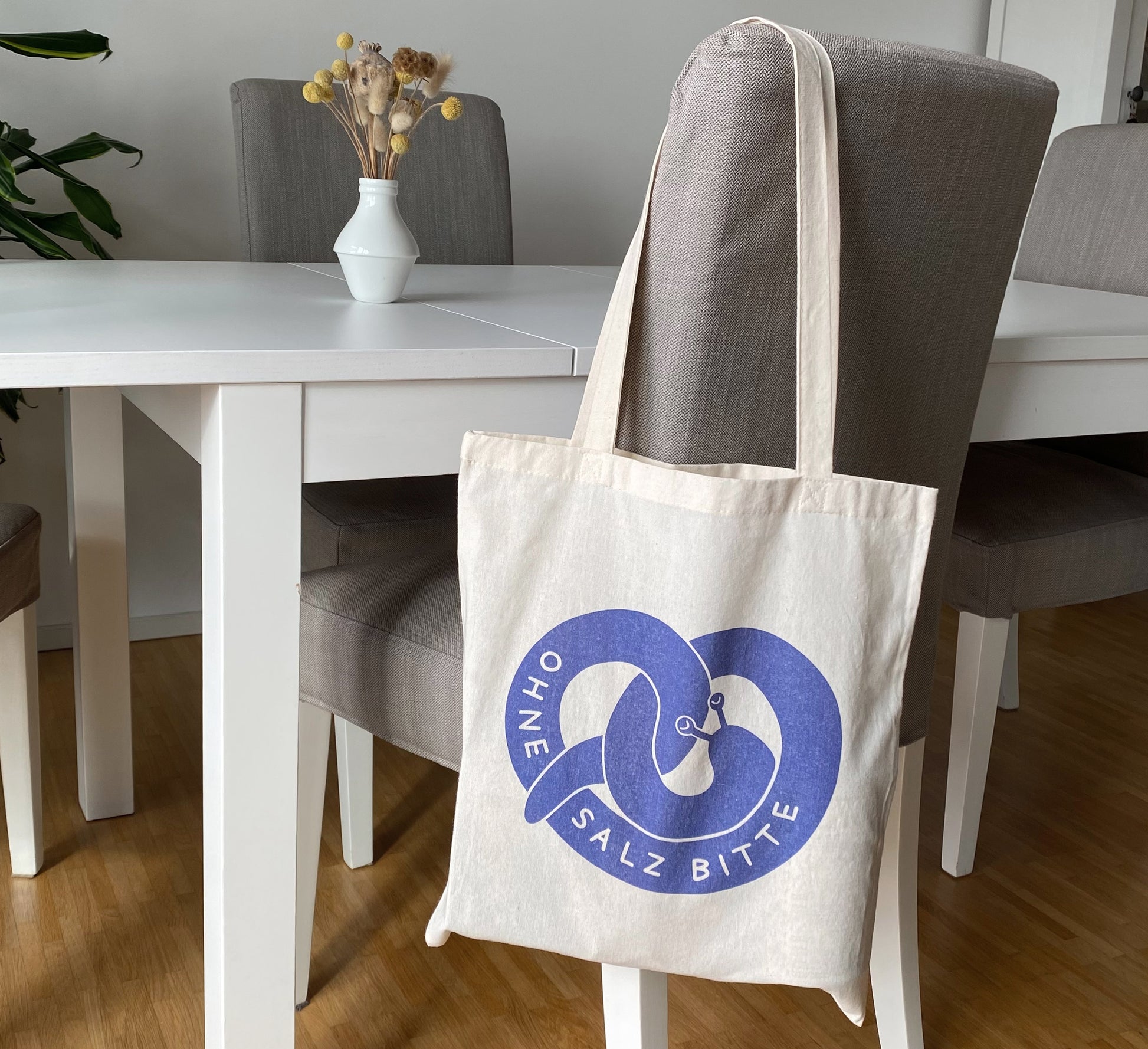 Süße Einkaufstasche mit meinem Lieblings-Brezelschnecken-Design! Perfekt zum Tragen von Brezeln.100% cotton tote bag (Oekotex certified) 100% Baumwolletasche (Oekotex-zertifiziert). Umweltfreundliche Tinte. ca 36cm x 40cm 140g/qm Langhenkel. Cute tote bag featuring my favourite pretzel slug design! Perfect for carrying all your pretzels. 100% cotton tote bag (Oekotex certified) 