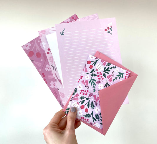 Rosa Blumen-Schreibset Briefpapier mit liniertem und unliniertem Papier, Umschlägen und passenden Postkarten. Nachhaltig auf Bestellung gefertigt. writing set with lined and unlined paper, envelopes and matching postcards. Sustainably made to order.