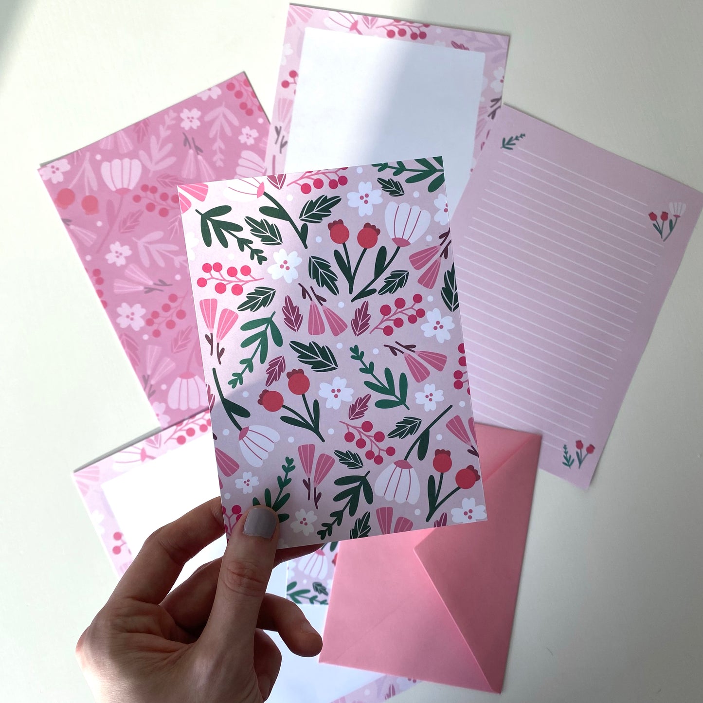 Rosa Blumen-Schreibset Briefpapier mit liniertem und unliniertem Papier, Umschlägen und passenden Postkarten. Nachhaltig auf Bestellung gefertigt. writing set with lined and unlined paper, envelopes and matching postcards. Sustainably made to order.