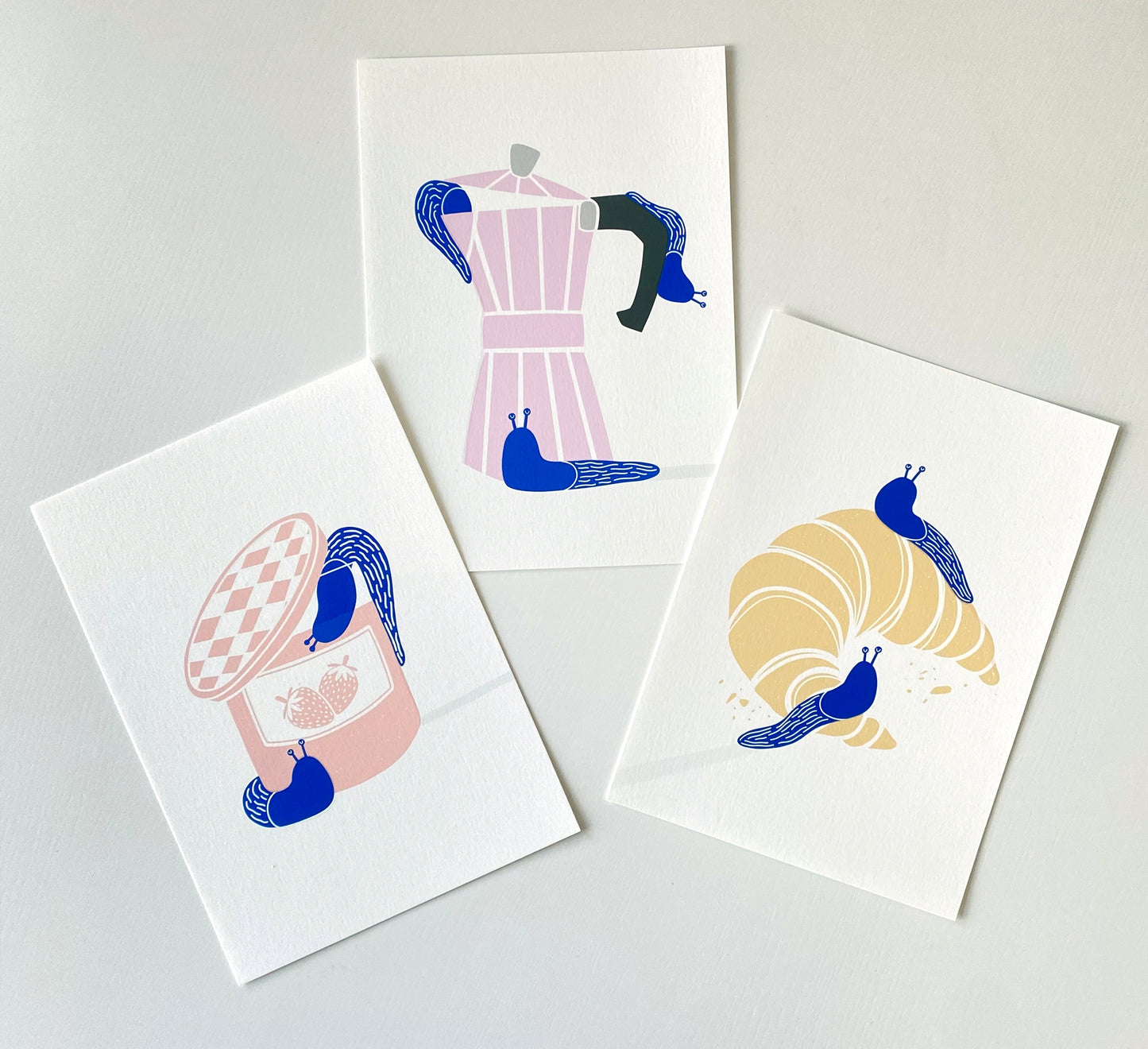 Set aus drei Kunstdrucken mit Schnecken, die Kaffee und Croissants genießen! Set of three fine art prints featuring brunching slugs!