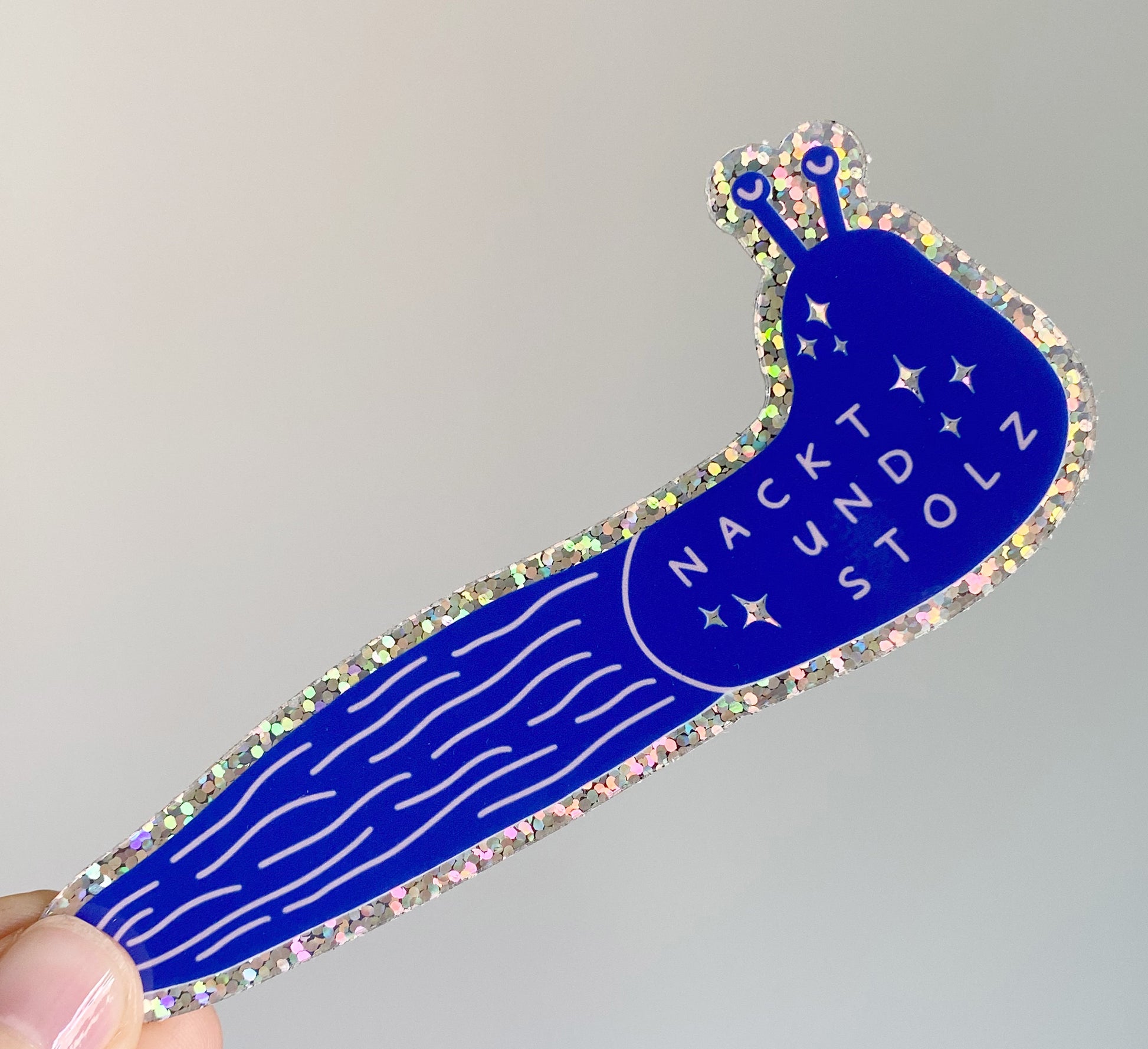 Glittery blue and rainbow vinyl slug sticker! Perfect for decorating laptops or notebooks.  Water and UV- resistant Glitzernder Vinyl-Nacktschneckenaufkleber! Perfekt zum Dekorieren von Laptops oder Notebooks.  Wasser- und UV-beständig