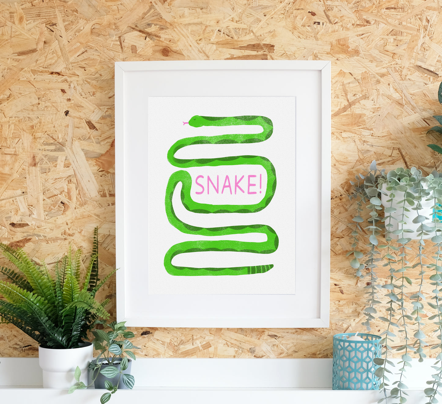 Skurriler Druck einer auffälligen und leuchtenden Schlange.Quirky art print of a bold and bright snake. 