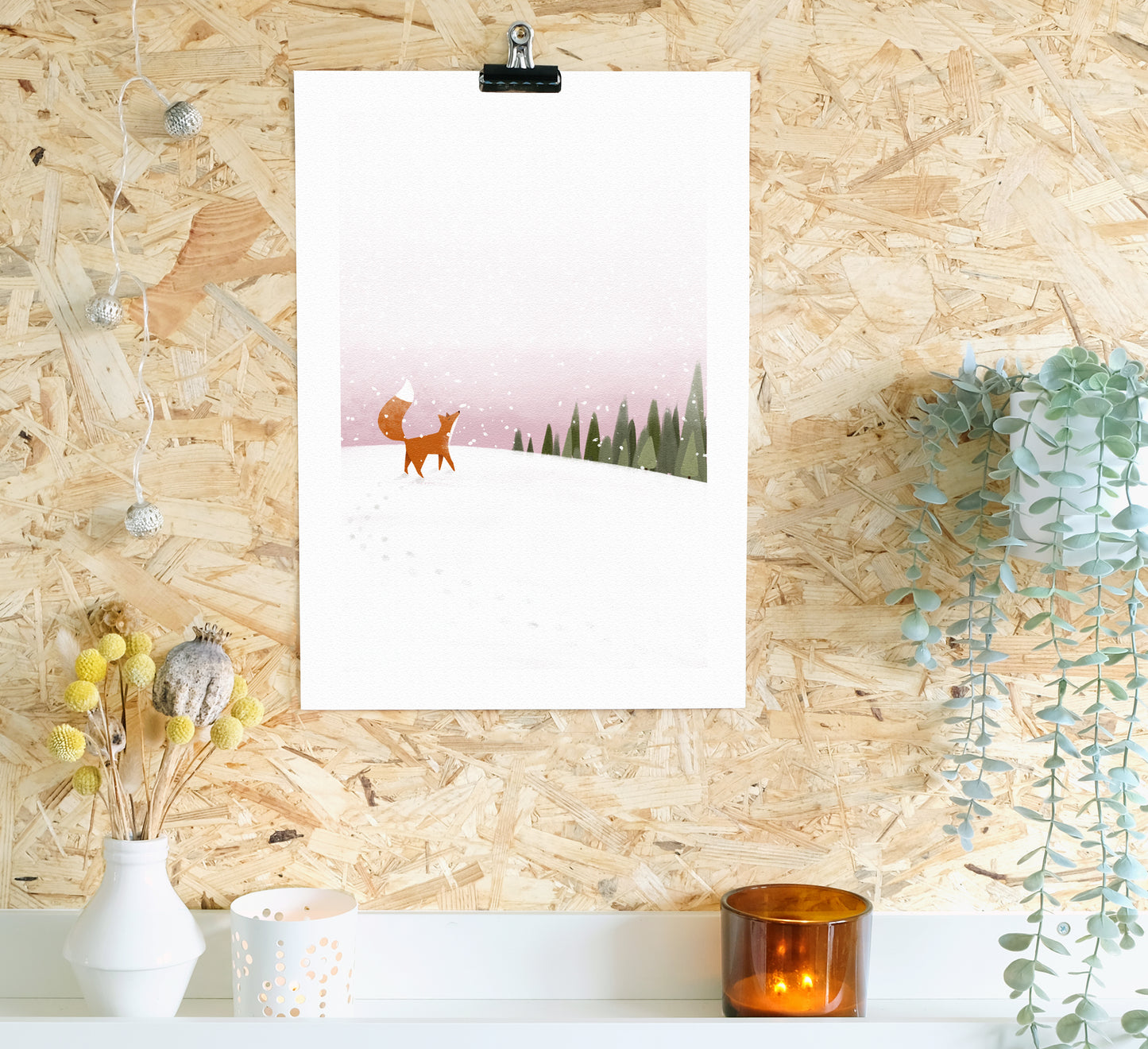 Zauberhafter Druck eines kleinen Fuchses in einer verschneiten Landschaft. Magical art print of a little fox in a snowy landscape.