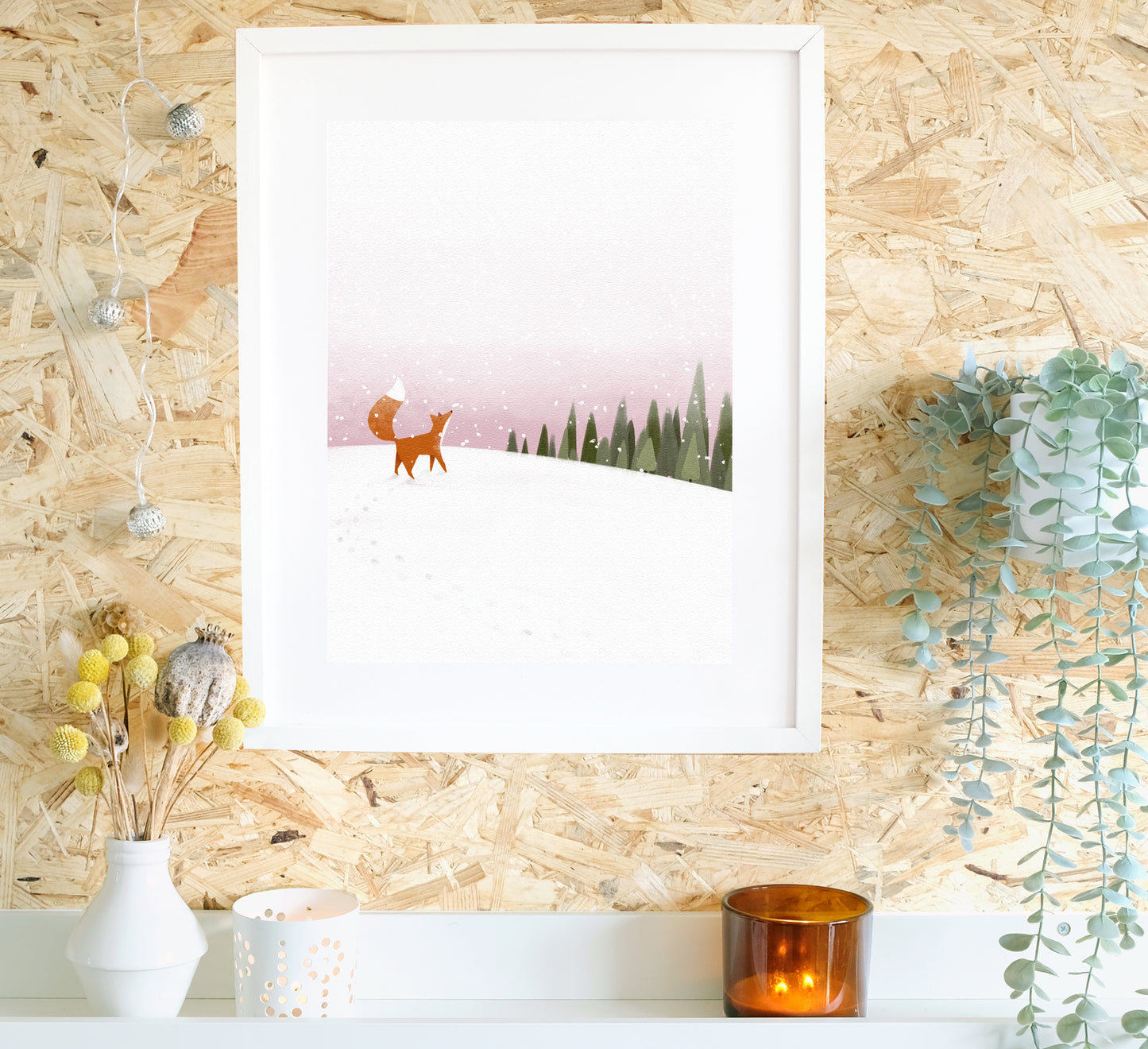 Zauberhafter Druck eines kleinen Fuchses in einer verschneiten Landschaft. Magical art print of a little fox in a snowy landscape.