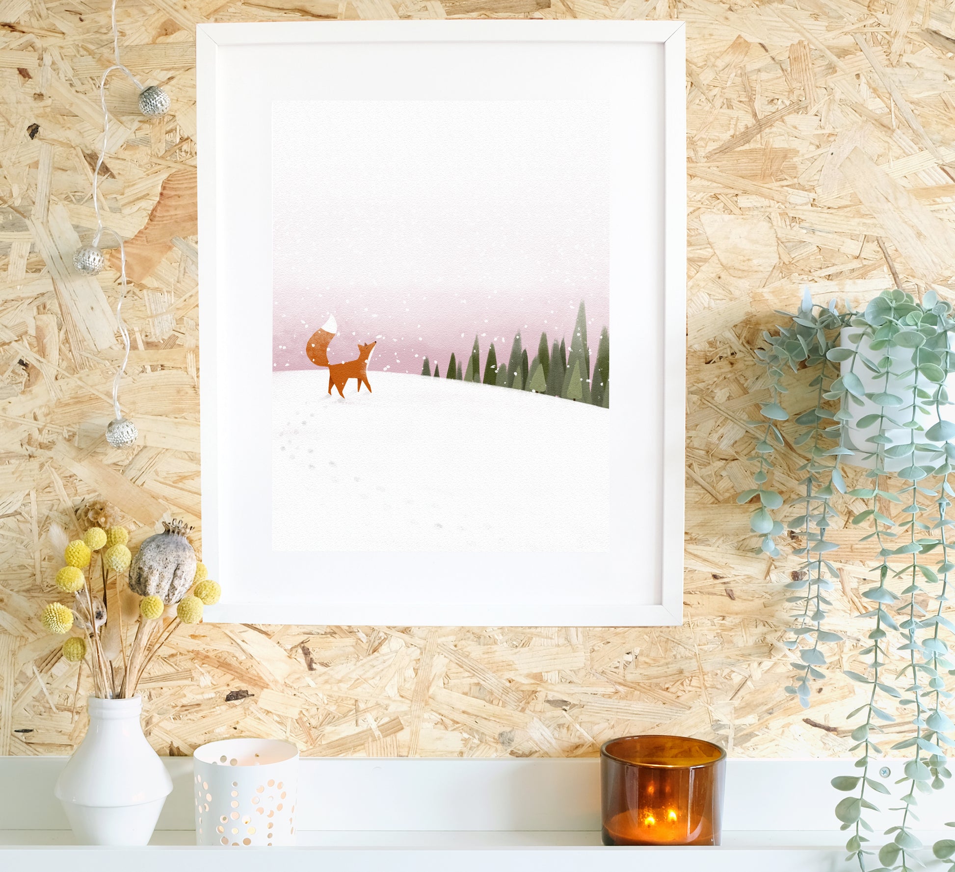 Zauberhafter Druck eines kleinen Fuchses in einer verschneiten Landschaft. Magical art print of a little fox in a snowy landscape.