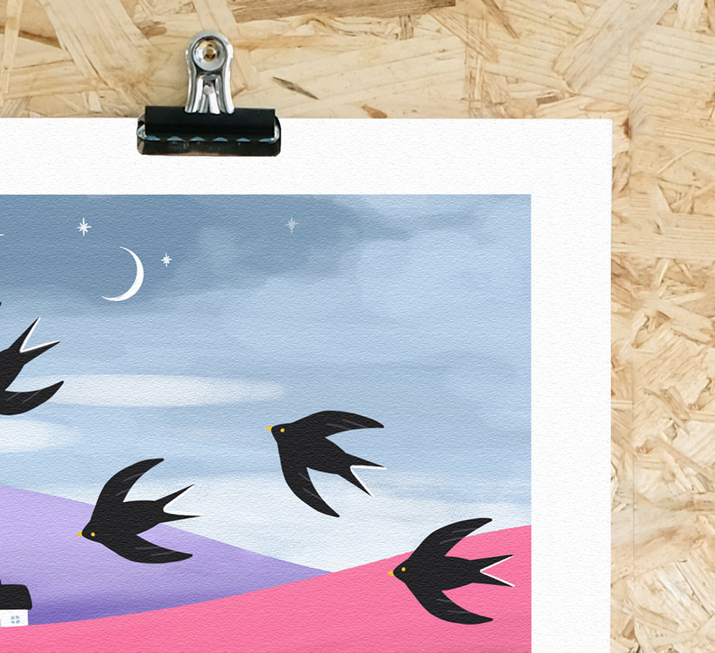 Sterne und Schwalben - Bunter Druck von gemütlichen Häusern in einer farbenfrohen Landschaft mit fliegenden Vögeln und einem funkelnden Abendhimmel. Beautiful art print of cosy houses in a colourful landscape with swooping birds and a twinkly evening sky.