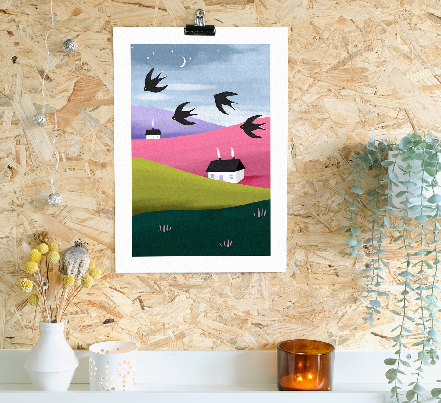 Sterne und Schwalben - Bunter Druck von gemütlichen Häusern in einer farbenfrohen Landschaft mit fliegenden Vögeln und einem funkelnden Abendhimmel. Beautiful art print of cosy houses in a colourful landscape with swooping birds and a twinkly evening sky.