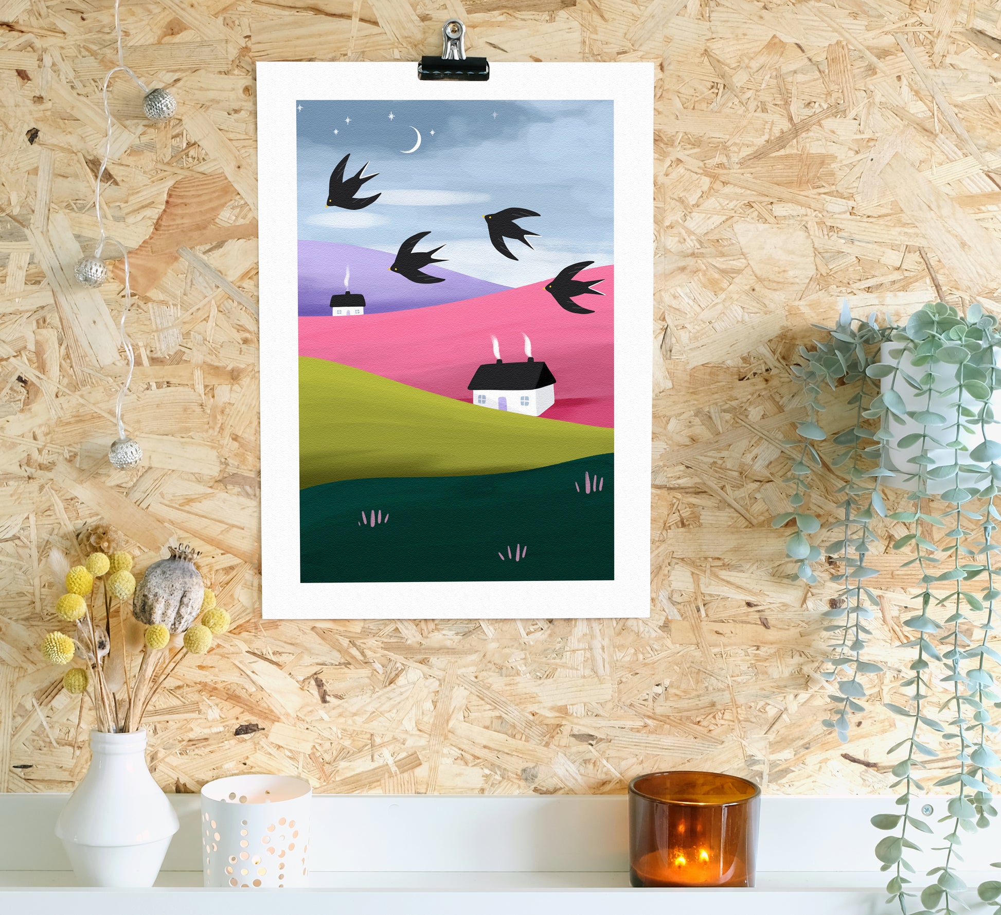 Sterne und Schwalben - Bunter Druck von gemütlichen Häusern in einer farbenfrohen Landschaft mit fliegenden Vögeln und einem funkelnden Abendhimmel. Beautiful art print of cosy houses in a colourful landscape with swooping birds and a twinkly evening sky.