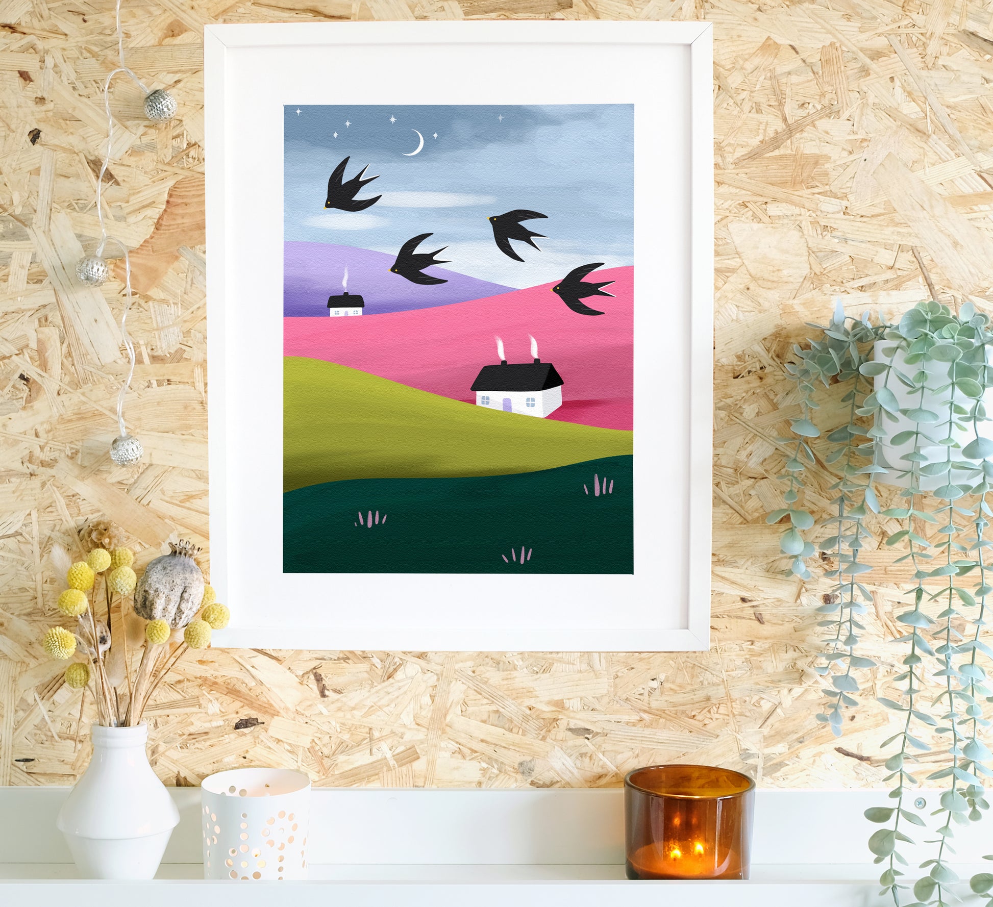 Sterne und Schwalben - Bunter Druck von gemütlichen Häusern in einer farbenfrohen Landschaft mit fliegenden Vögeln und einem funkelnden Abendhimmel. Beautiful art print of cosy houses in a colourful landscape with swooping birds and a twinkly evening sky.