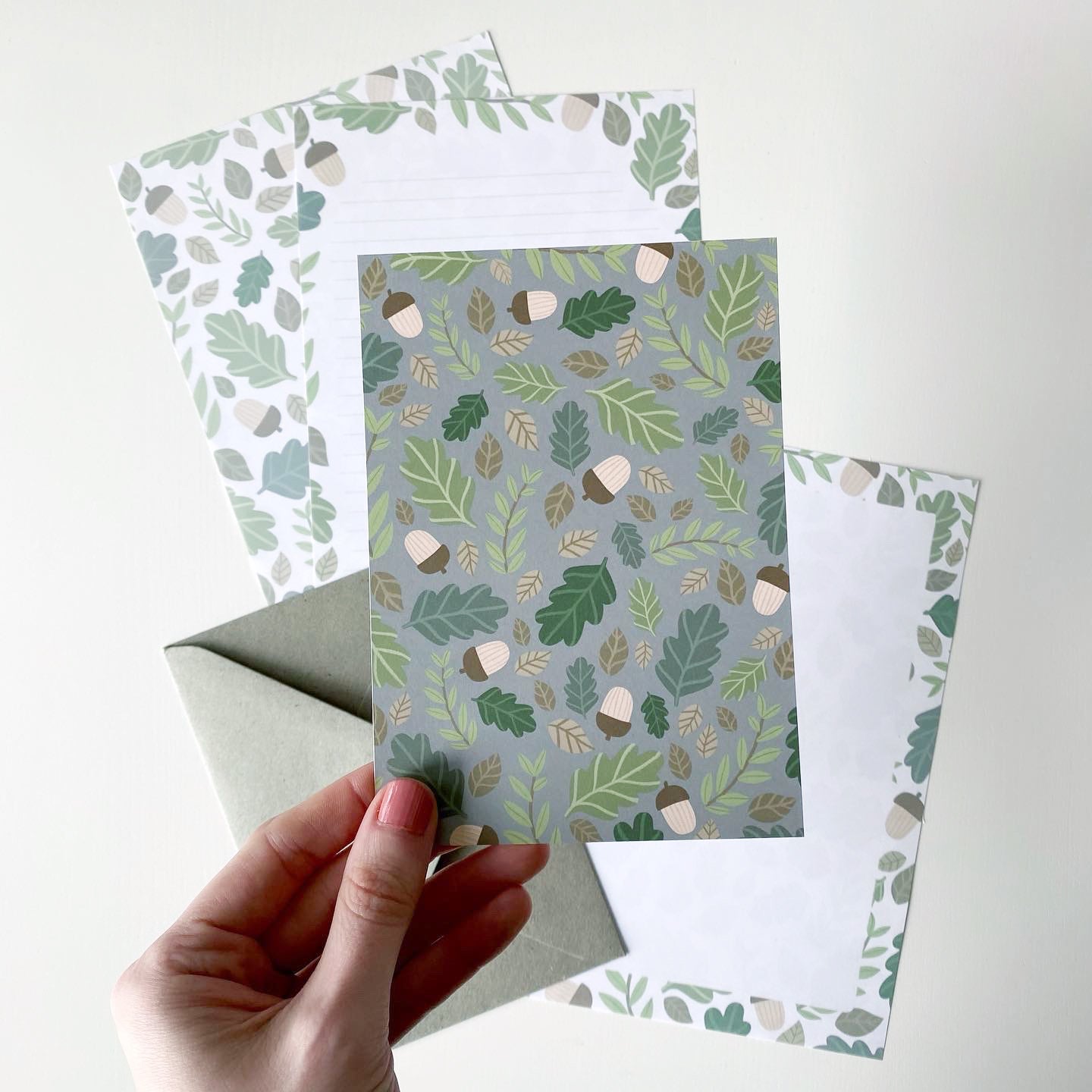 Botanical Woodland-Schreibset Briefpapier mit liniertem und unliniertem Papier, Umschlägen und passenden Postkarten. Nachhaltig auf Bestellung gefertigt. writing set with lined and unlined paper, envelopes and matching postcards. Sustainably made to order.